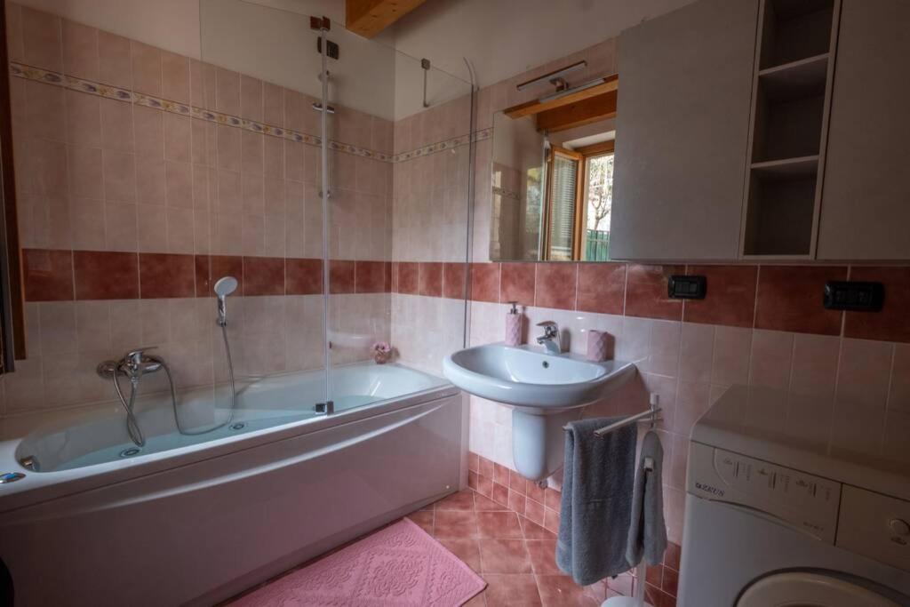 Happy Guest Apartments - Feel The Lake Riva di Solto Bagian luar foto